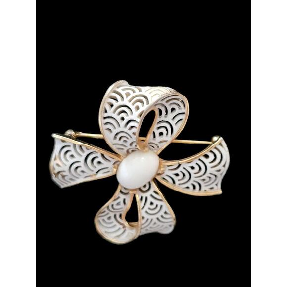 Vintage CROWN TRIFARI GOLD PLATED WHITE CABOCHON ENAMEL LACE RIBBON BOW BROOCH - Picture 2 of 11